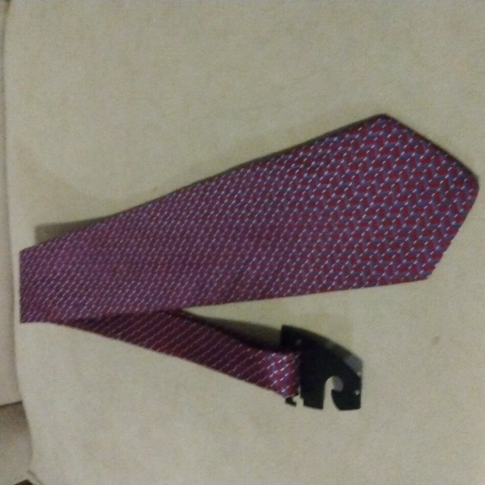 Geoffrey Beene Men's 100% Silk Tie - Picture 2 of 5
